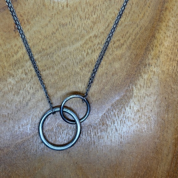 Silver Interlocking Circle Necklace “Hold a true Friend with both your hands” - Picture 2 of 8